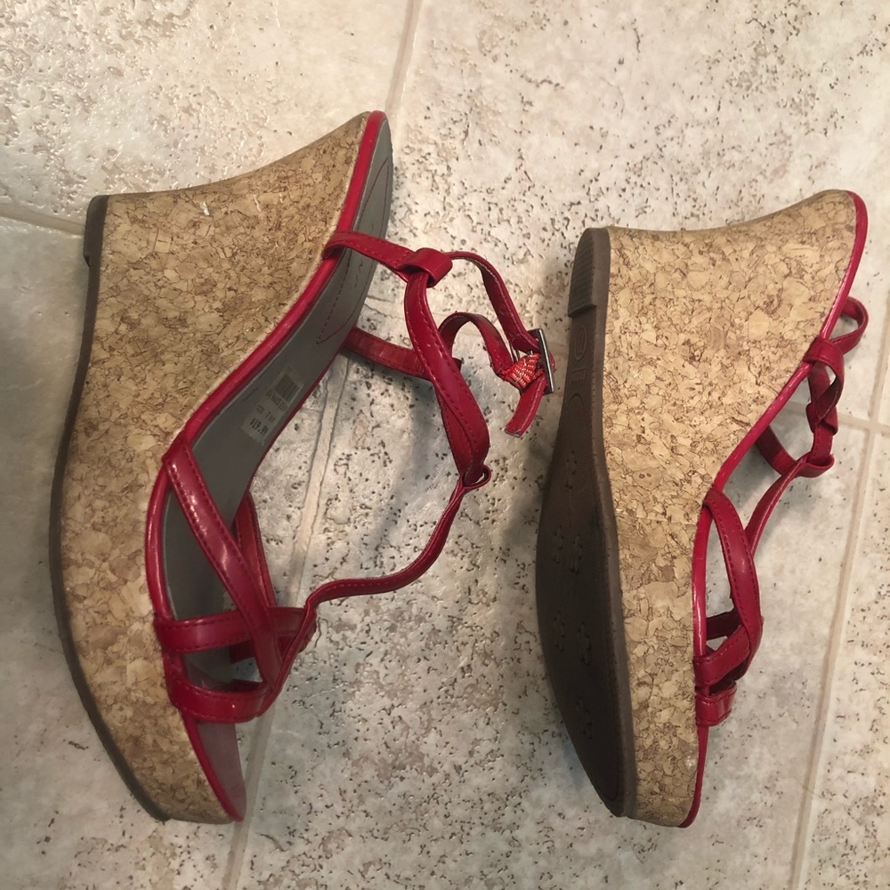 Red patent wedges